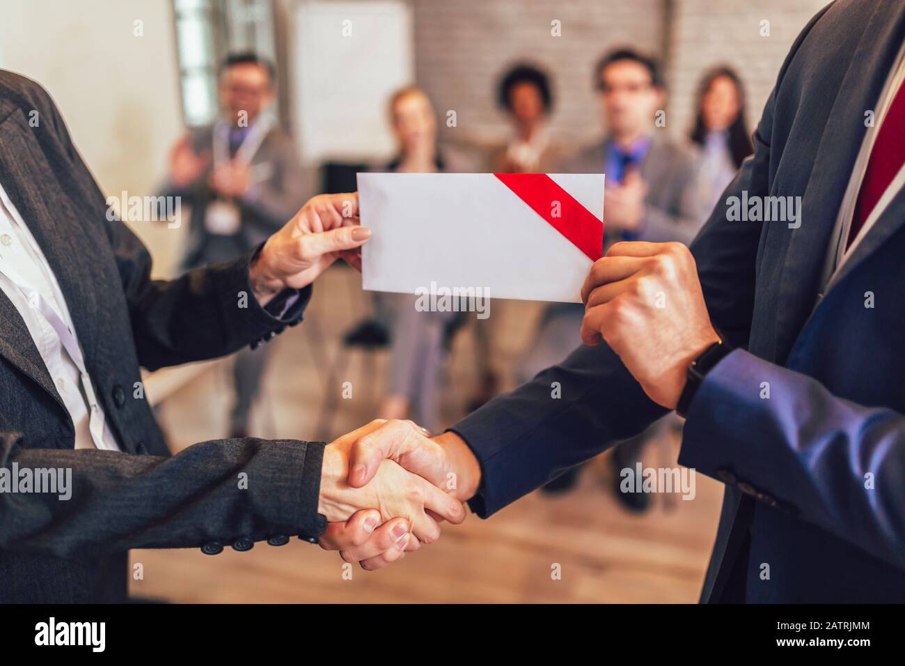 Geschäftsmann erhält Auszeichnung von Geschäftsfrau, Nahaufnahme. Stockfoto