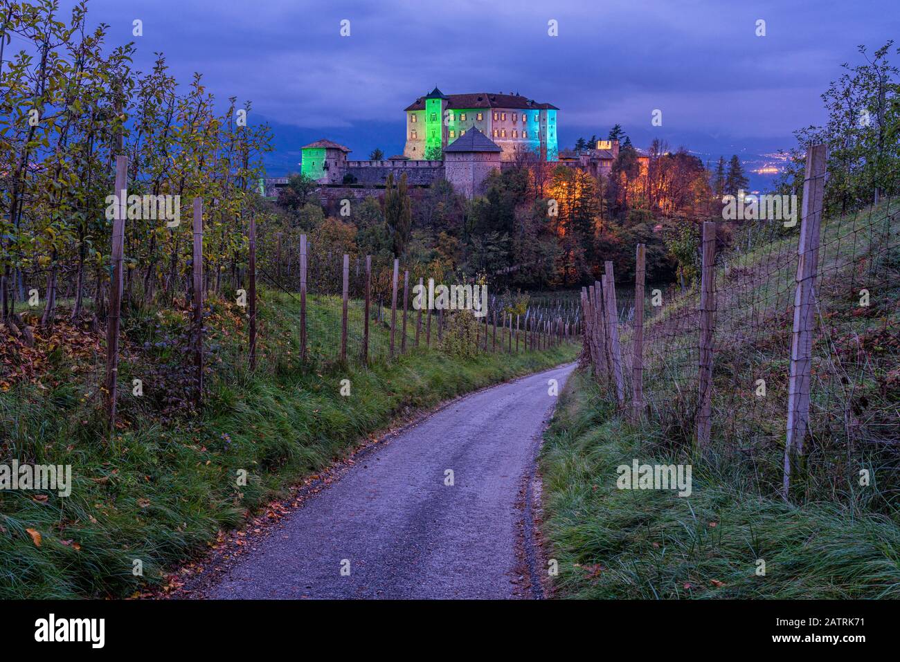 Malerische Abendansicht von Schloss Thun, Val di Non, Provinz Trient, Trentino Alto Adige, Italien. Stockfoto