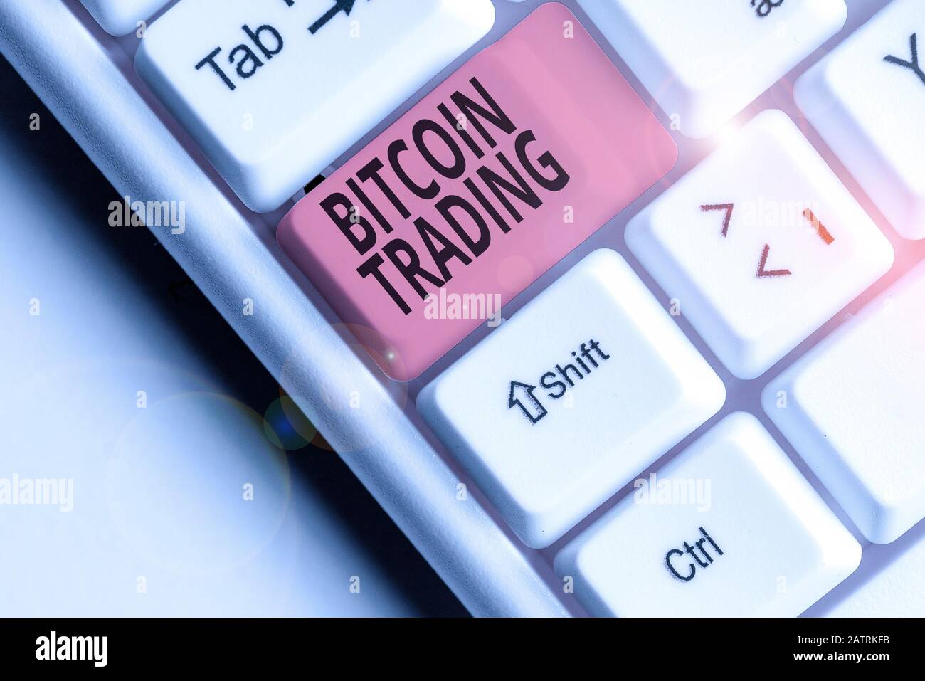 Hinweis zum Bitcoin Trading. Geschäftskonzept für den Kauf und Verkauf von Kryptokurrency auf dem Aktienmarkt Stockfoto