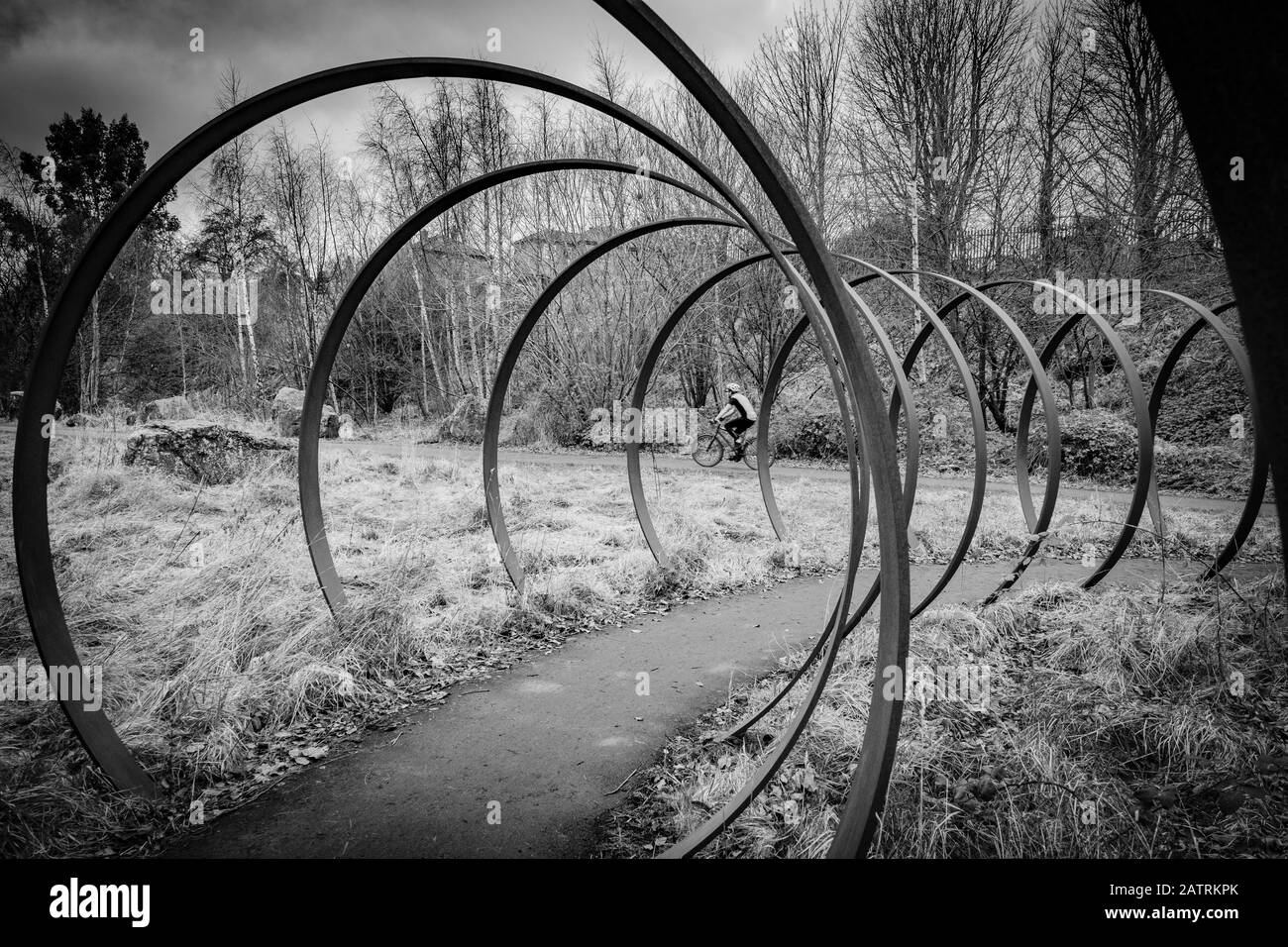 "Rotieren" von Trudi Entwistle - 40 riesige Stahlhosen, die im Kreis auf Dem Spen Valley Greenway liegen, der eine 7-Meilen-Route auf dem National Cycle Network ist Stockfoto