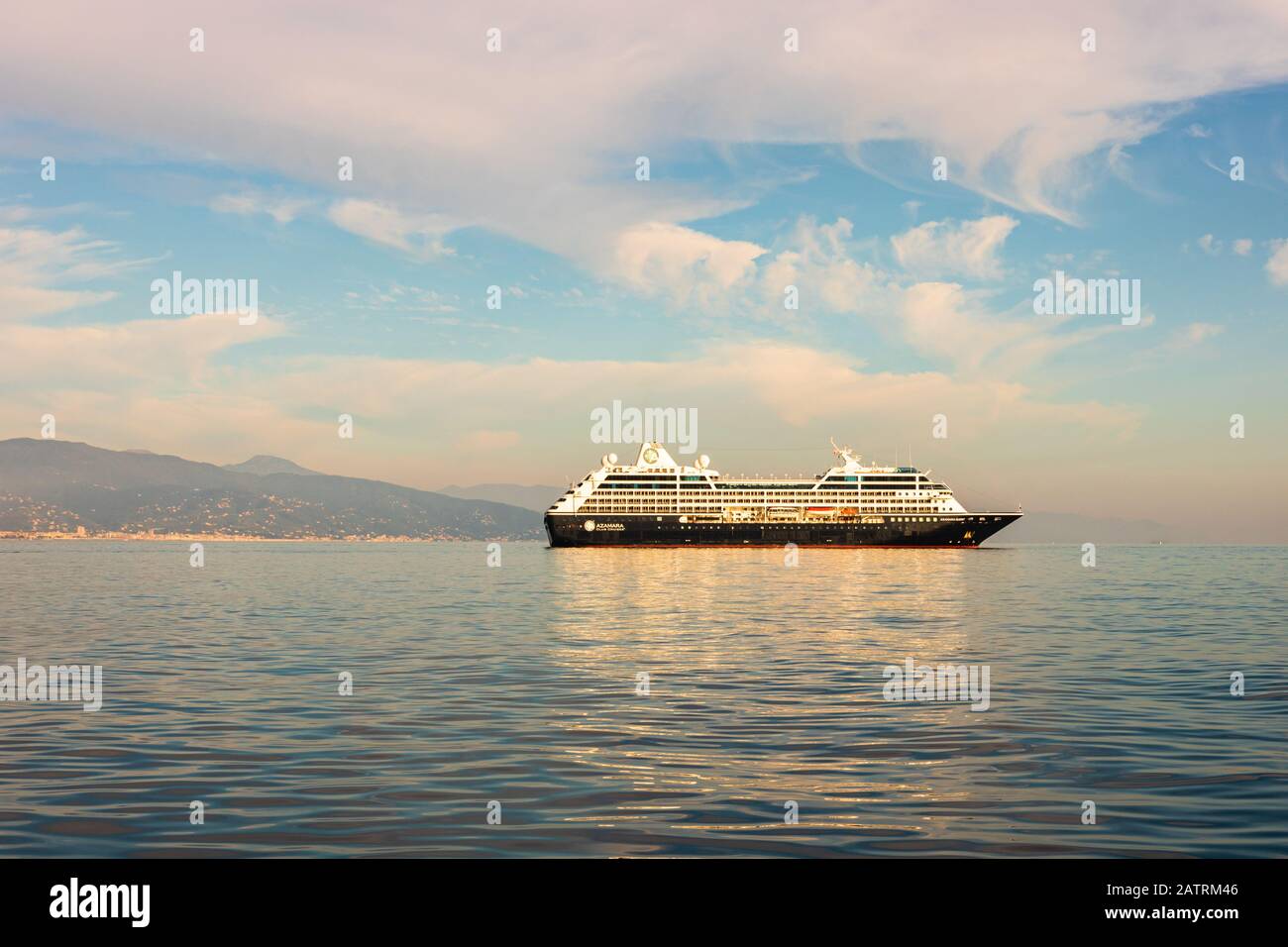 Das Kreuzfahrtschiff Azamara ankerte im Hafen von Portofino entlang der Amalfiküste, Cinque Terre in Italien 2020 Stockfoto