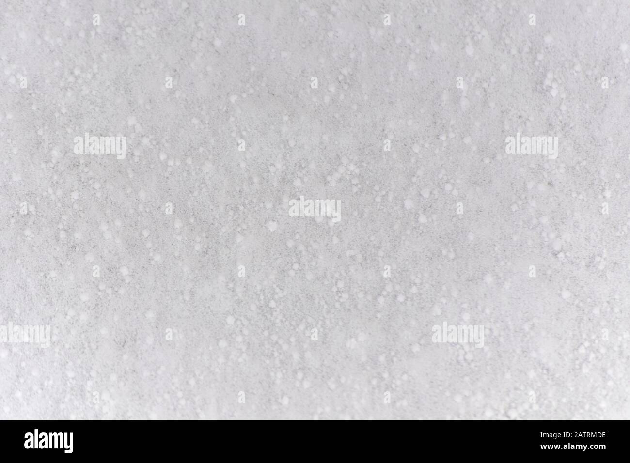 Hintergrund von Neuschnee Weiß natürliches Texturmuster für minimalistisches Design in Grautönen. Draufsicht mit Schneeflocken und großen Getreidearten. Konzept von ab Stockfoto