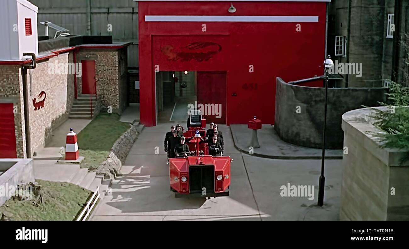 Fahrenheit 451 (1966) unter der Regie von François Truffaut und mit Oskar Werner, Julie Christie und Cyril Cusack in den Hauptrollen. Ein Feuerwehrauto verlässt die Station in Ray Bradburys dystopia-Welt, wo Bücher von Feuerwehrleuten geächtet und verbrannt werden. Stockfoto