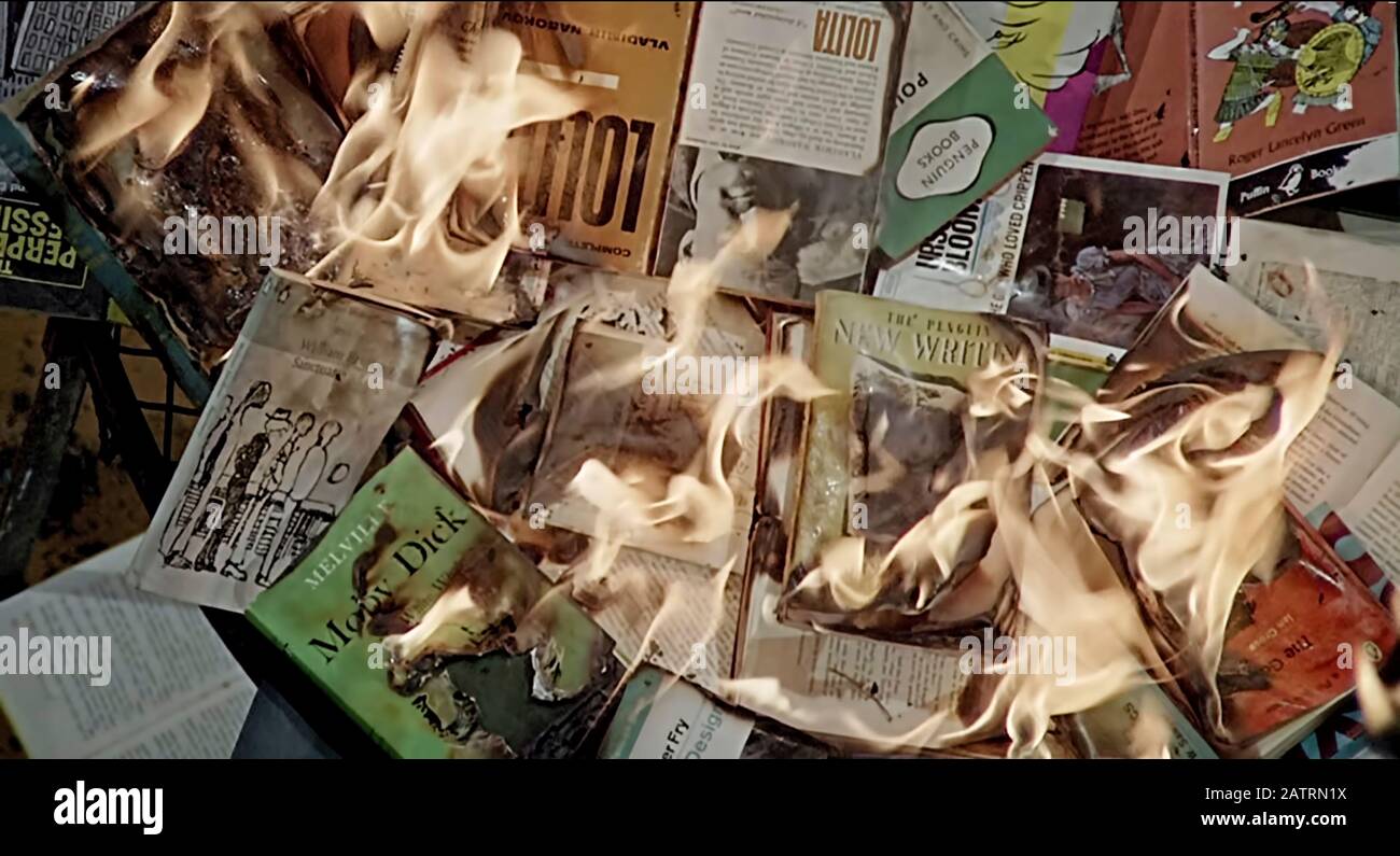 Fahrenheit 451 (1966) unter der Regie von François Truffaut und mit Oskar Werner, Julie Christie und Cyril Cusack in den Hauptrollen. Verbotene Bücher werden von Feuerwehrleuten in der dystopischen Welt von Ray Bradbury gesammelt und verbrannt. Stockfoto