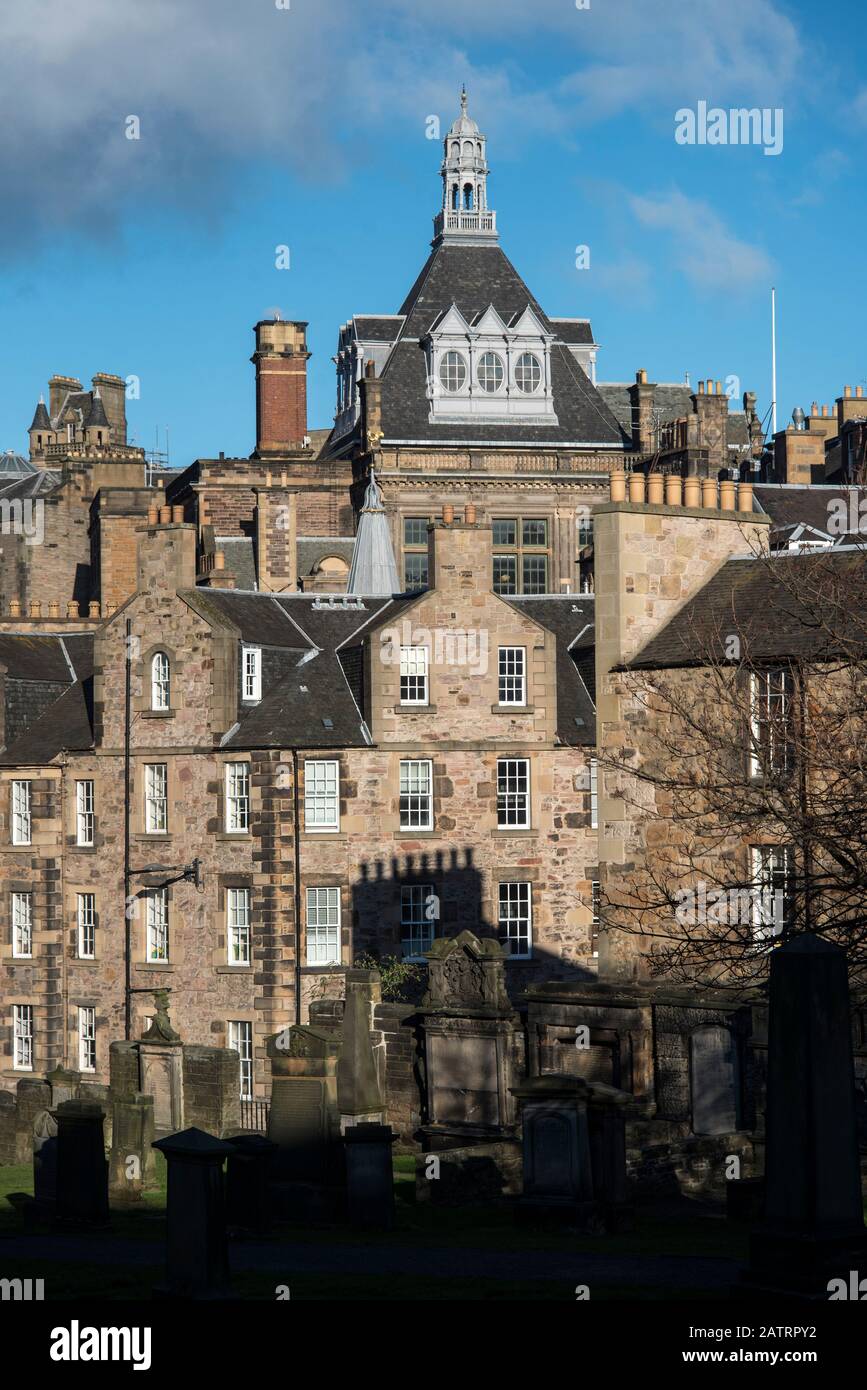 Candlemaker Row in Edinburghs Altstadt von Greyfriars Kirkyard betrachtet. Stockfoto