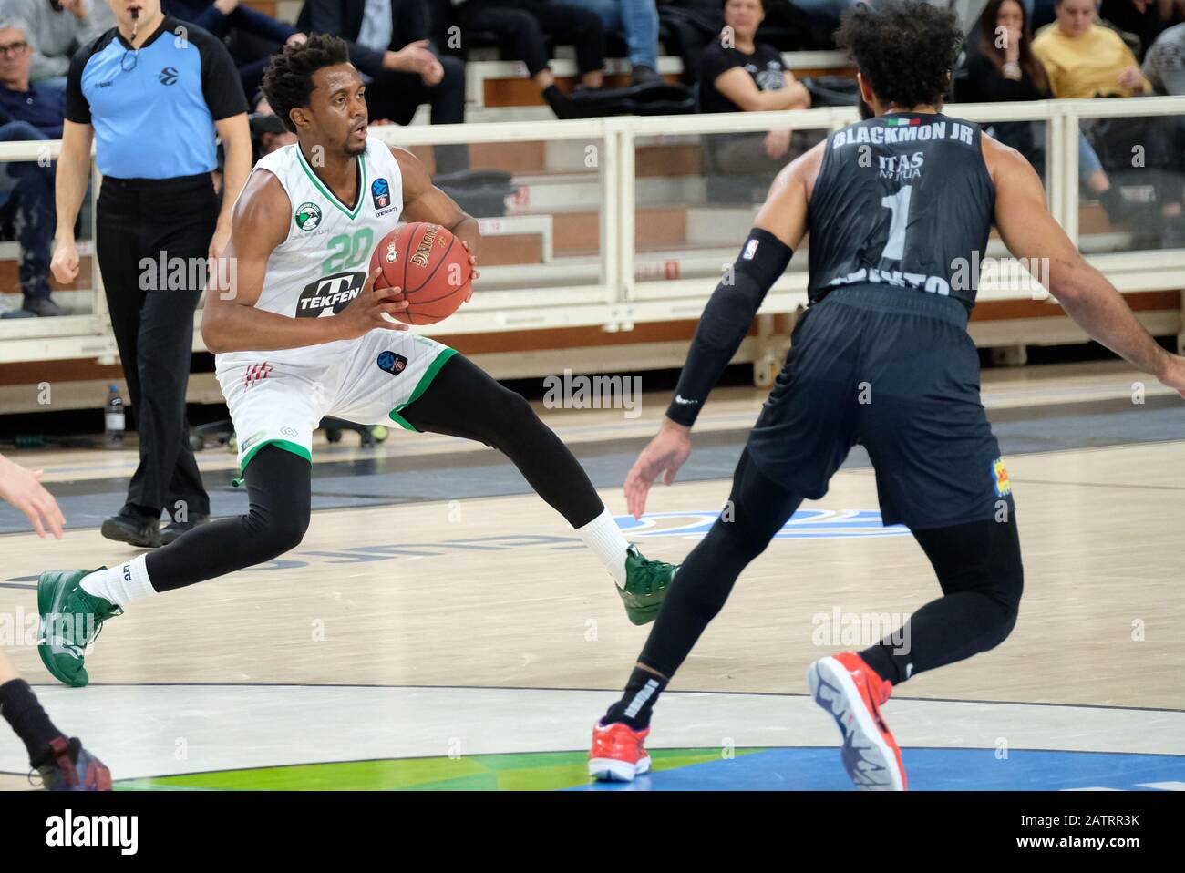 Trient, Italien, 04. Februar 2020, jarrod Lamb (20) Darussafaka tekfen istanbul während der Dolomiti Energia Trient vs. Darussafaka Tekfen Istanbul - Basketball EuroCup Championship - Credit: LPS/Roberto Tompasini/Alamy Live News Stockfoto