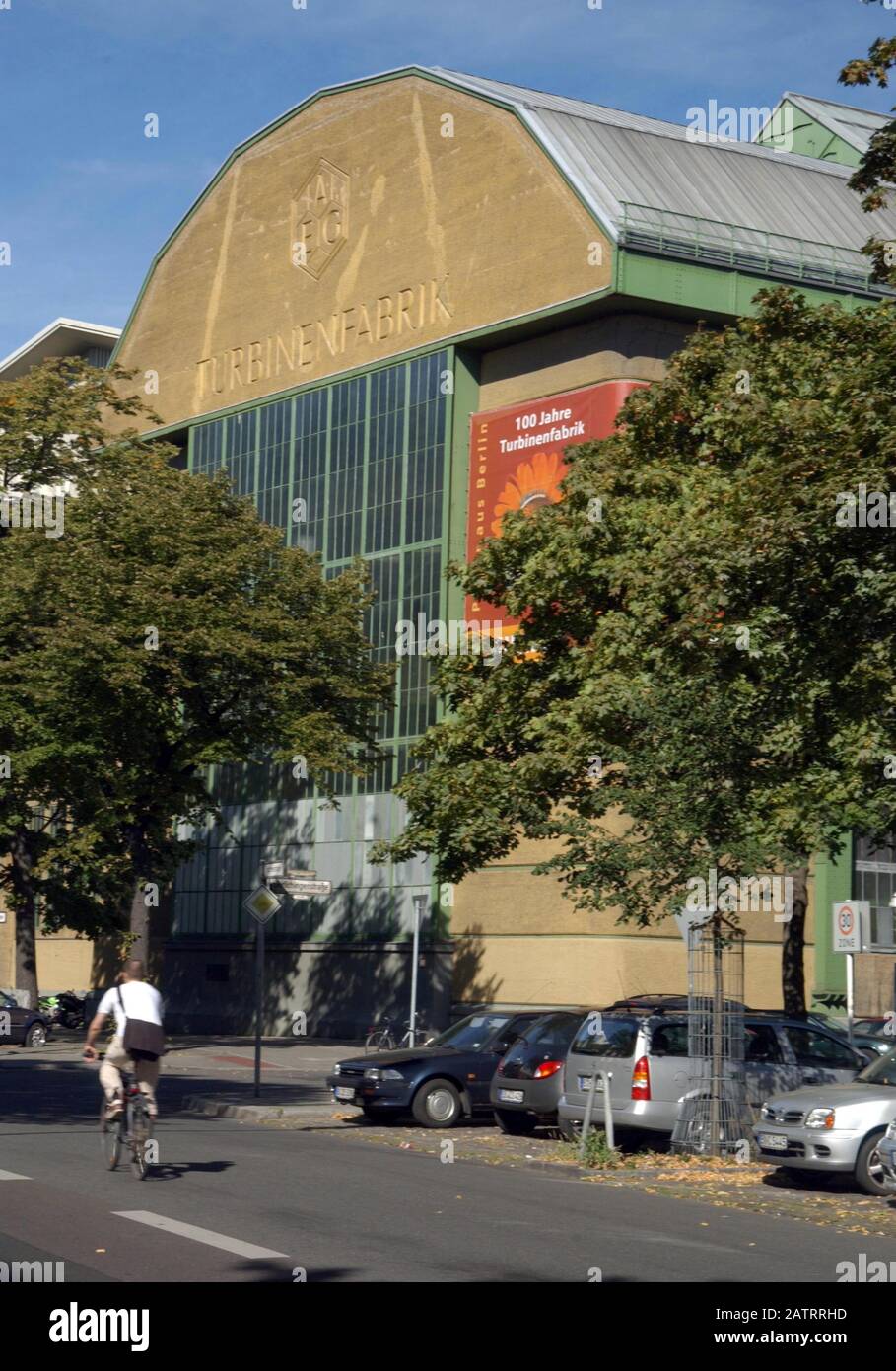 Berlin, Deutschland. September 2004. Die vom Architekten Peter Behrens entworfene Fabrik gehört heute zur Energie- und Gasabteilung des Siemens-Konzerns und stellt Gasturbinen her. Außerhalb Deutschlands ist es eines der bekanntesten Bauwerke der Industriearchitektur. Kredit: Paul Glaser / dpa-Zentralbild / ZB / dpa / Alamy Live News Stockfoto