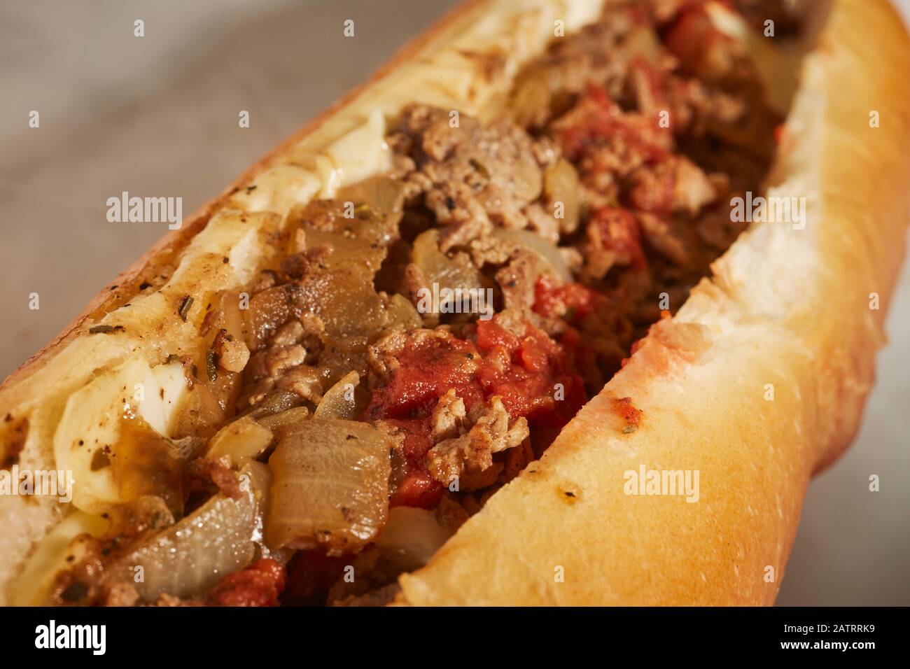 Steak-Sandwich im Phillidelphia-Stil mit etwas Tomatensauce. Dieser ist ohne Käse. Stockfoto