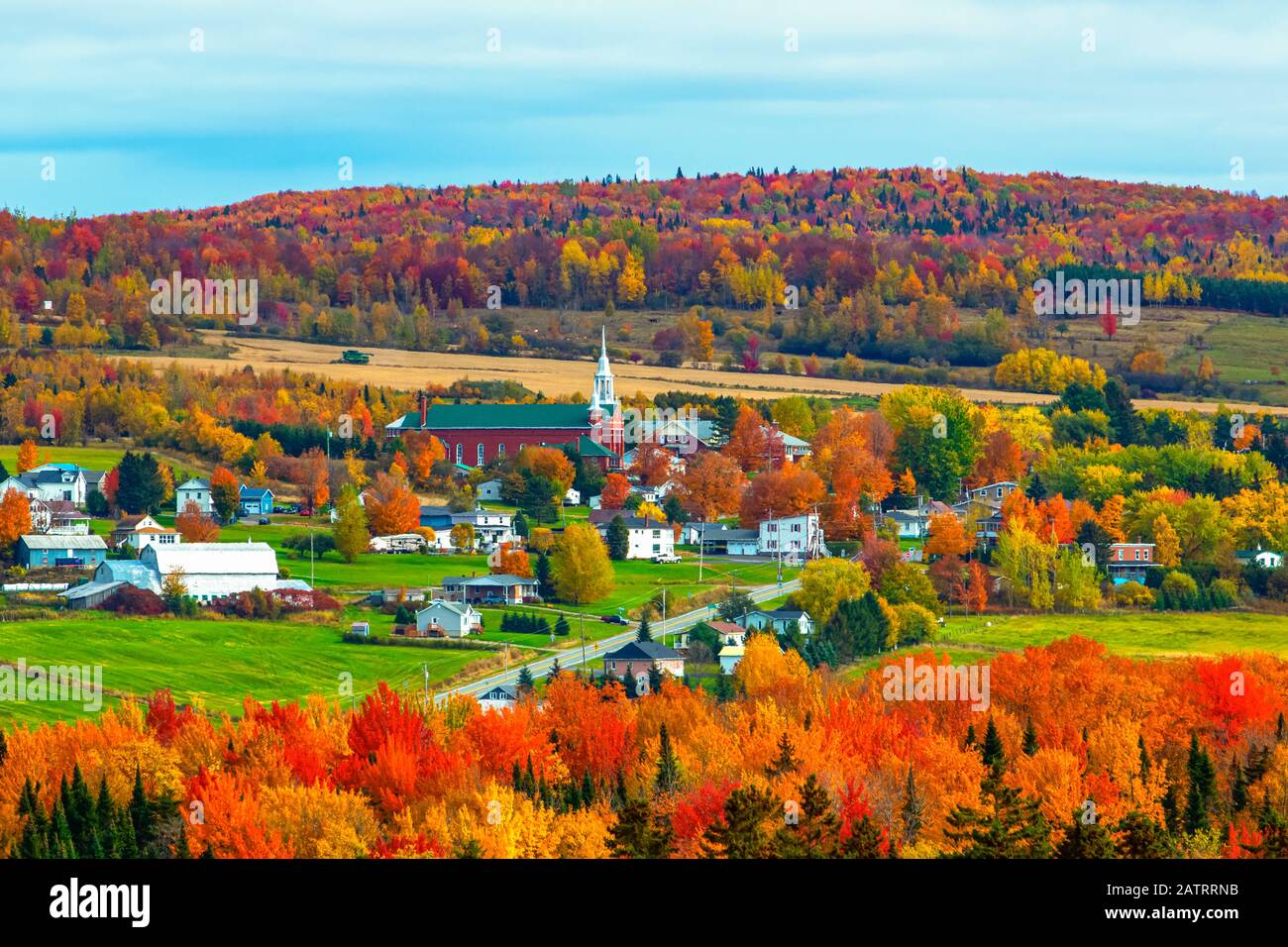 Herbstfarbenes Laub in der Gemeinde Saint-Isidore-de-Clifton; Saint-Isidore-de-Clifton, Quebec, Kanada Stockfoto