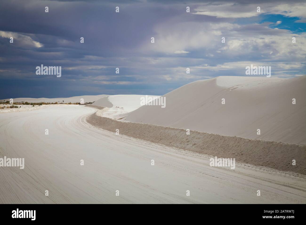 Straße in Gipsdünenfeld, Tularosa, Basin, White Sands National Monument; Alamogordo, New Mexico, Vereinigte Staaten von Amerika Stockfoto