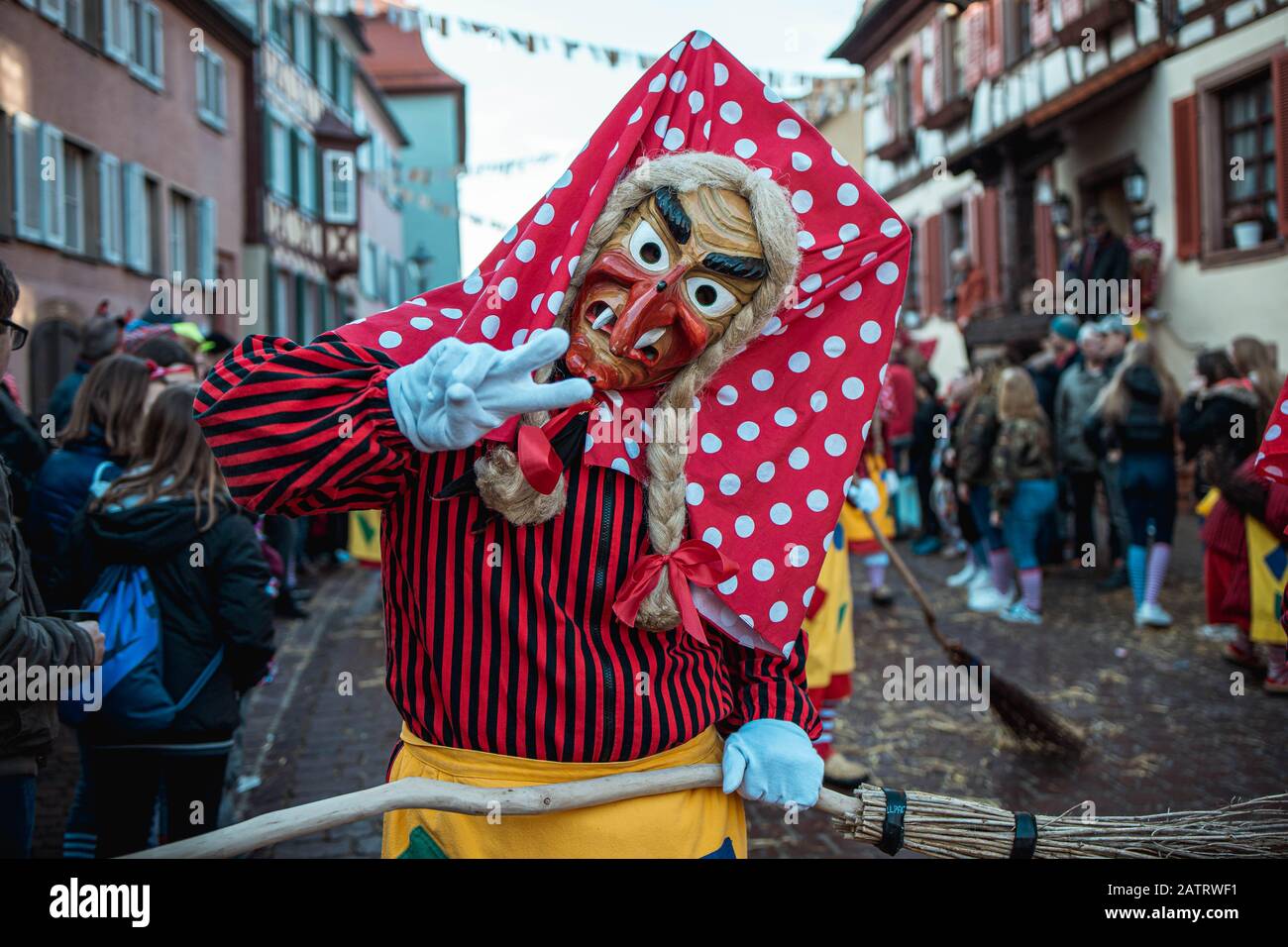 Schellenberg Hexen donaufeschingen - Hexe mit gepunkteten roten Kopftuch  zeigt Ruhe - Parade in der Nacht - ettenheim - süddeutschland  Stockfotografie - Alamy