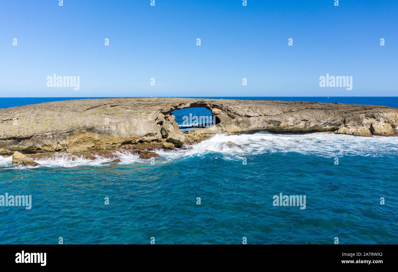 Meeresbogen oder erodierte Höhle auf der Insel des seltsamen Heiligtums vor La'ie Point auf Oahu, Hawaii Stockfoto