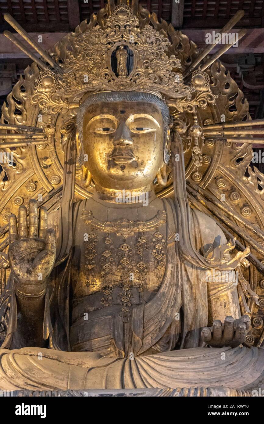 Sitzende Statue von Nyoirin Kannon, Daibutsuden, Todai-JI Tempel, Nara, Japan Stockfoto