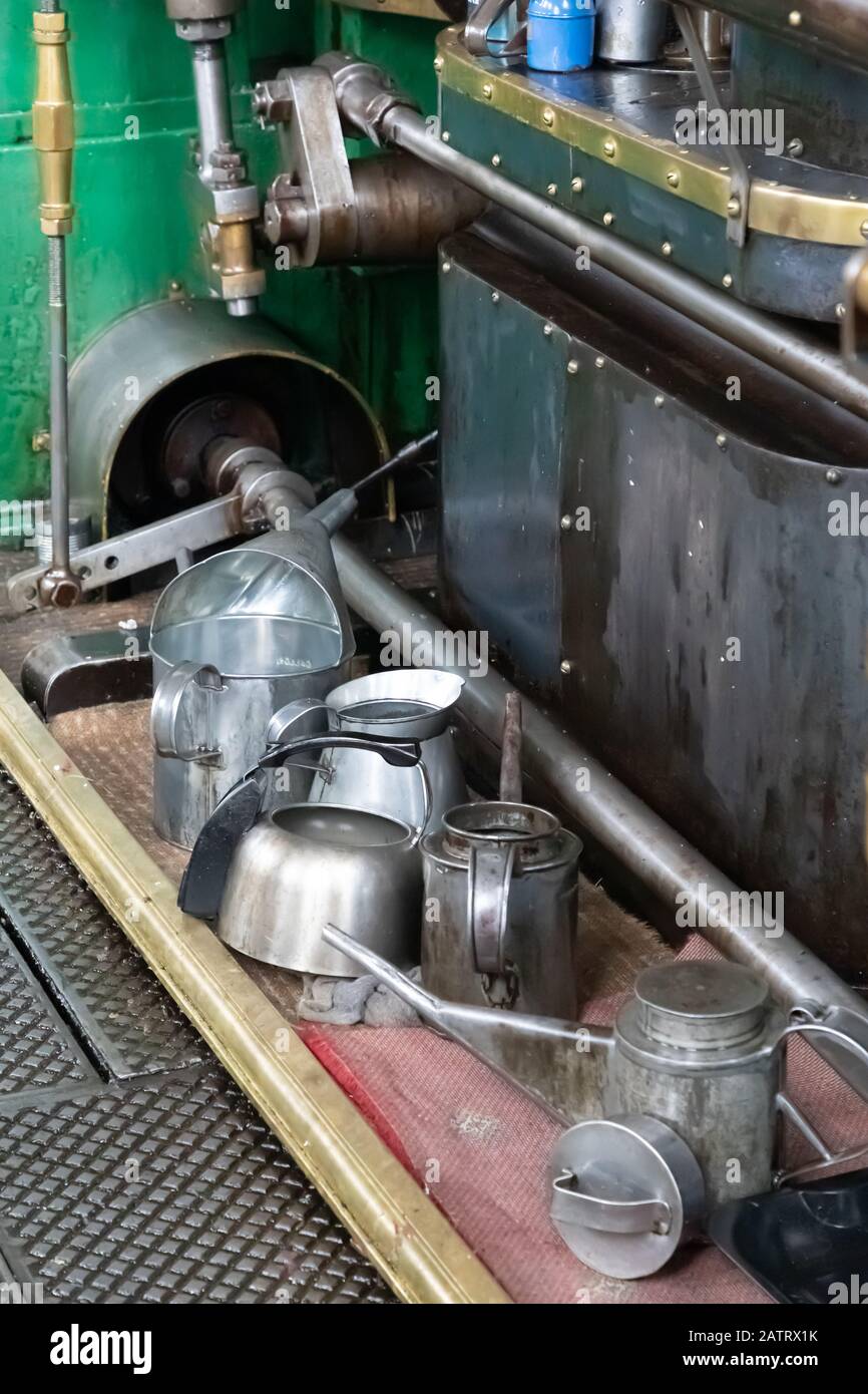 Eine Sammlung von Schiffen, die früher Schmieröle im EllenRoad Museum, dem Sitz der weltweit größten arbeitenden Dampfmühlenmaschine, aufnehmen. Stockfoto