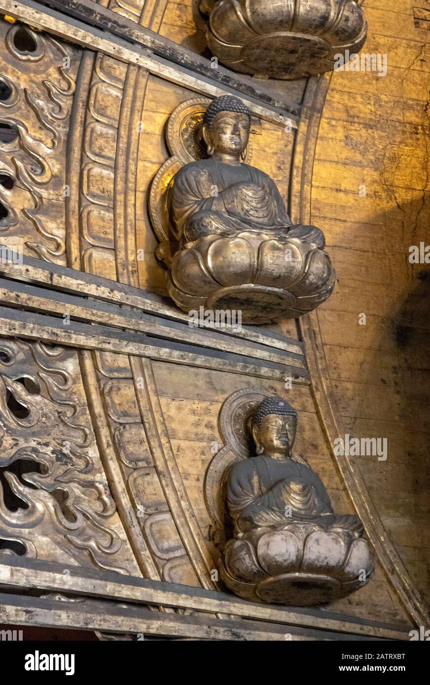 Detail der kleinen Buddhastatuen in Halo hinter HauptBuddha Vairocana, Todaiji-Tempel, Nara, Japan Stockfoto