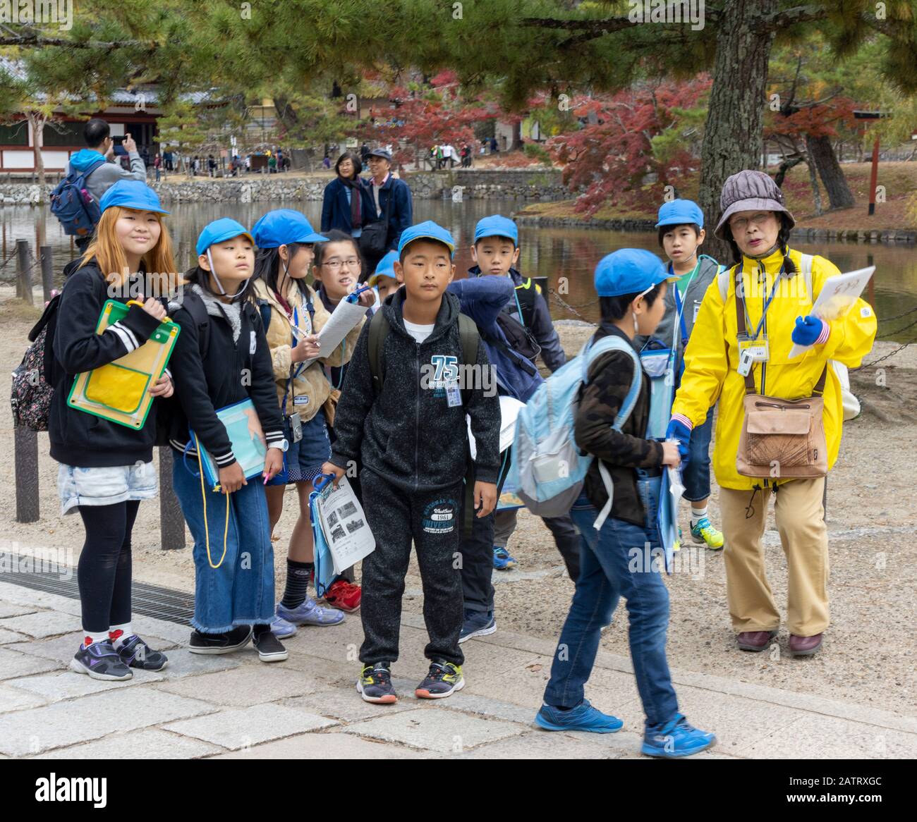 Schulkinder auf dem Feldweg in Nara, Japan Stockfoto