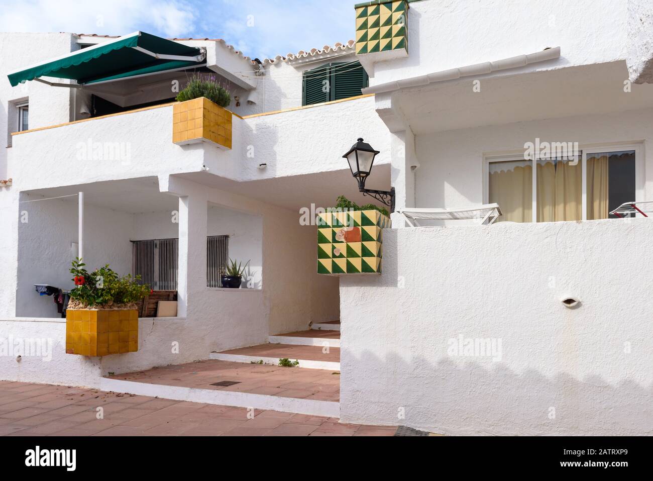 Typisch spanische Architektur mit weißen Häusern in Binibeca Nou, einem traditionellen Dorf an der Küste von Menorca. Spanien Stockfoto