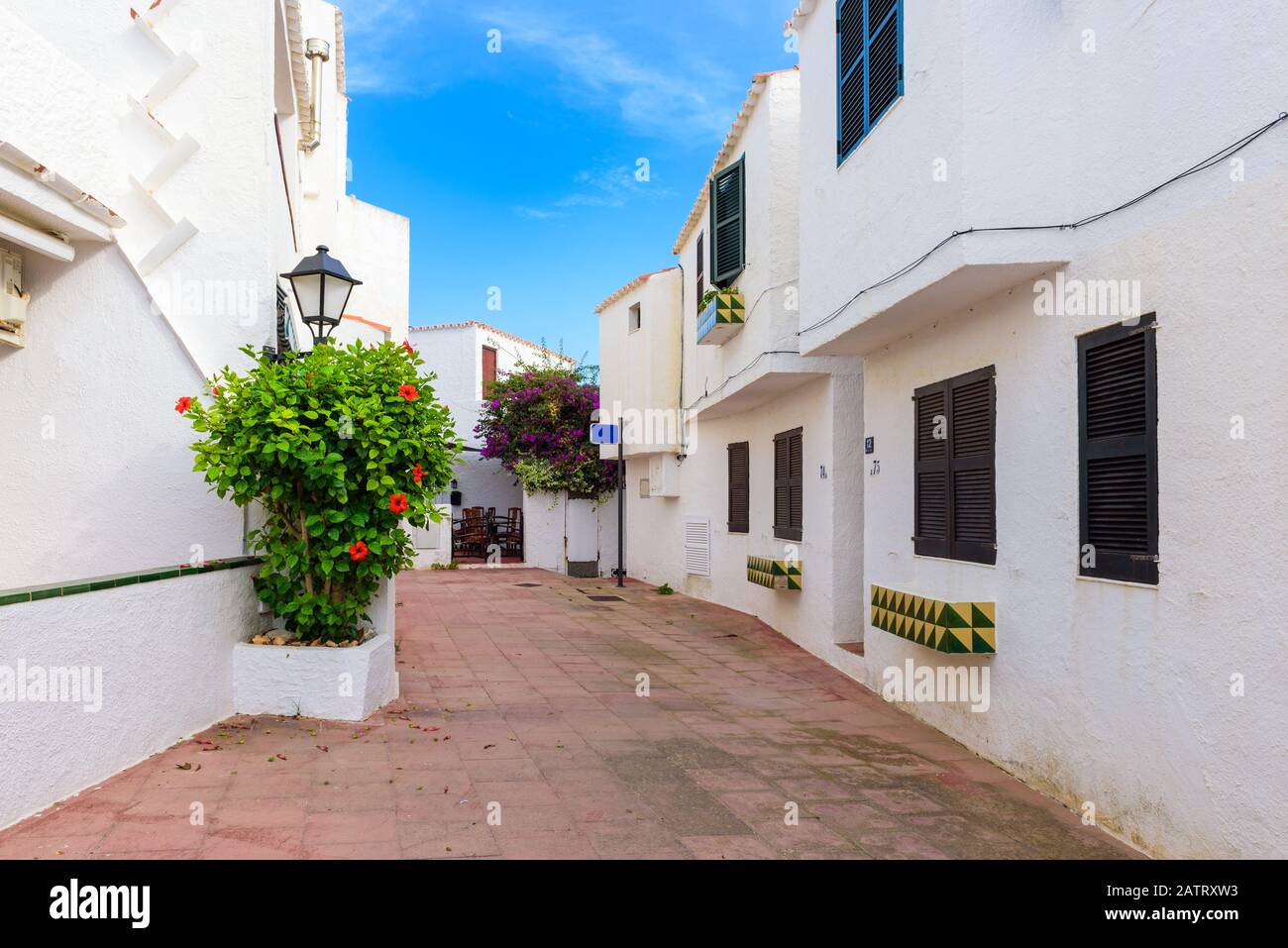 Typisch spanische Architektur mit weißen Häusern im Dorf Binibeca Nou. Menorca. Spanien Stockfoto