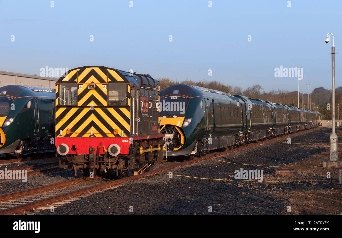 RSS-Klasse 08 shunter 08484 Kapitän Nathaniel Darell im Hitachi Montagewerk bei Newton-Ayclif mit neu gebauten IEP-Zügen der Klasse 800 Stockfoto