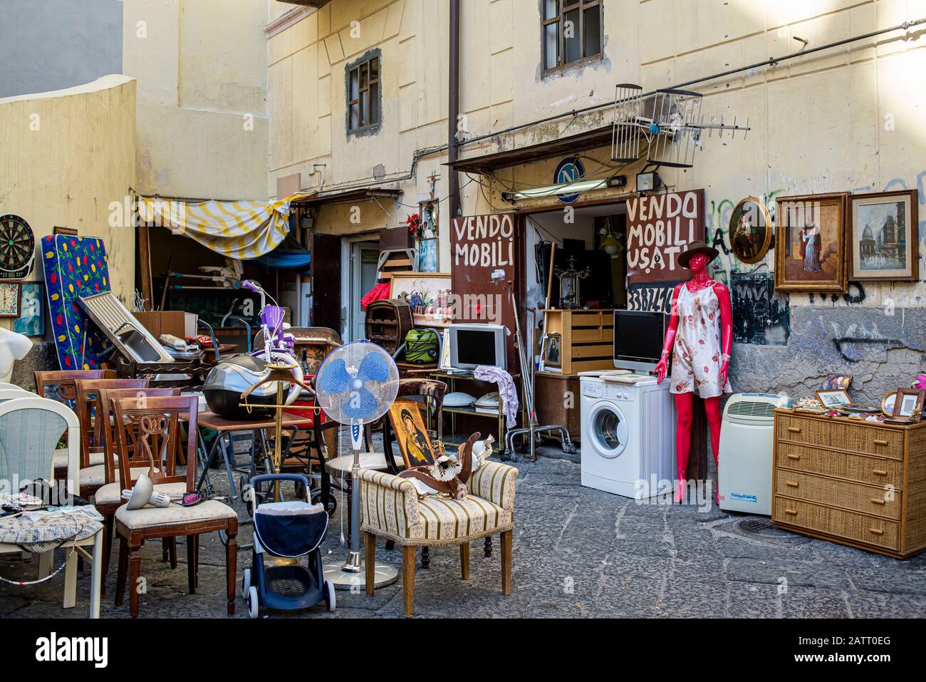 Ein Secondhand-Geschäft, das gebrauchte Möbel und Haushaltswaren verkauft, ist vor dem Geschäft im Stadtteil Sanita in Neapel ausgestellt Stockfoto