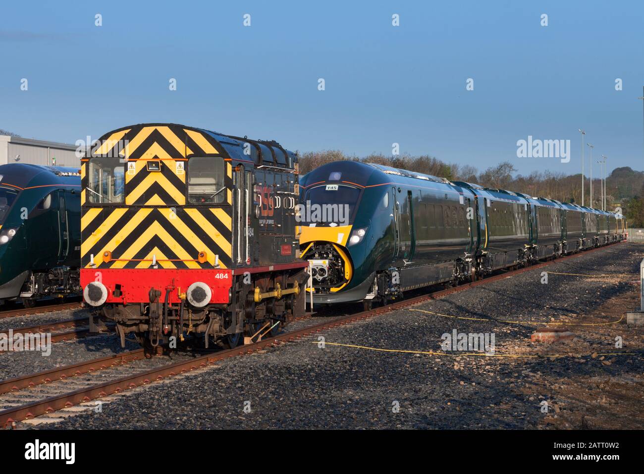 RSS-Klasse 08 shunter 08484 Kapitän Nathaniel Darell im Hitachi Montagewerk bei Newton-Ayclif mit neu gebauten IEP-Zügen der Klasse 800 Stockfoto