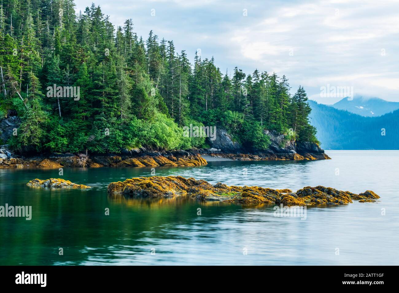 Wunderschöne Landschaft des Prince William Sound in der Abenddämmerung; Whittier, Alaska, Vereinigte Staaten von Amerika Stockfoto