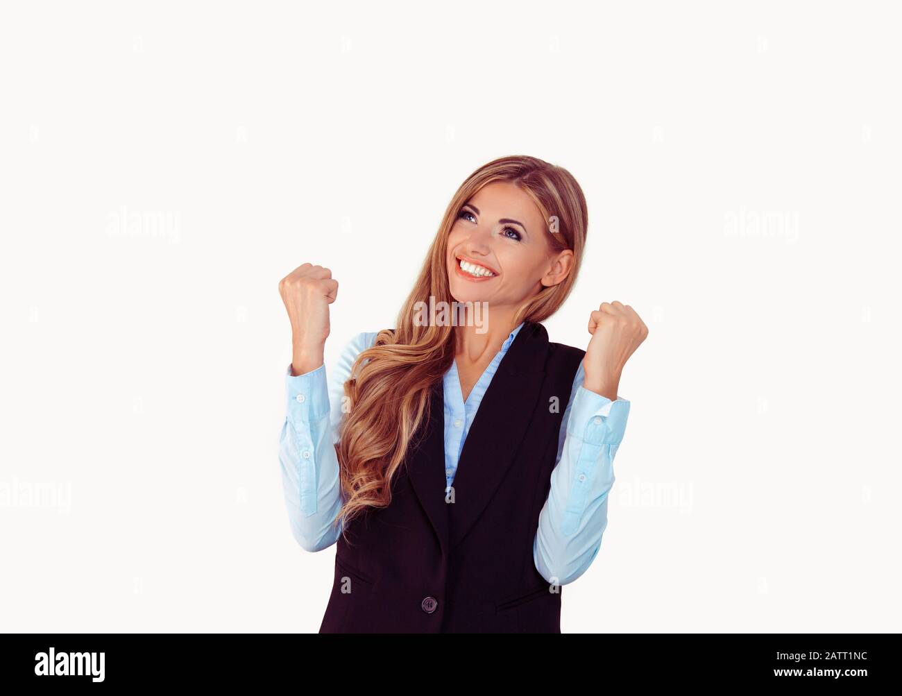 Glückliche Geschäftsfrau exultiert Pump-Fists ekstatisch feiert Erfolg isoliert auf weißem Hintergrund. Stockfoto