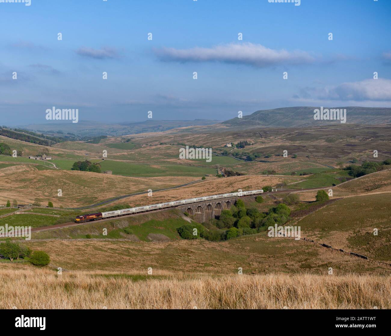 DB Cargo Class 66 Locomotive 66008 Passing Lunds Viaduct (Garsdale) auf der landschaftlich reizvollen Strecke Settle to Carlisle Railway mit einem Güterzug, der Zement transportiert Stockfoto