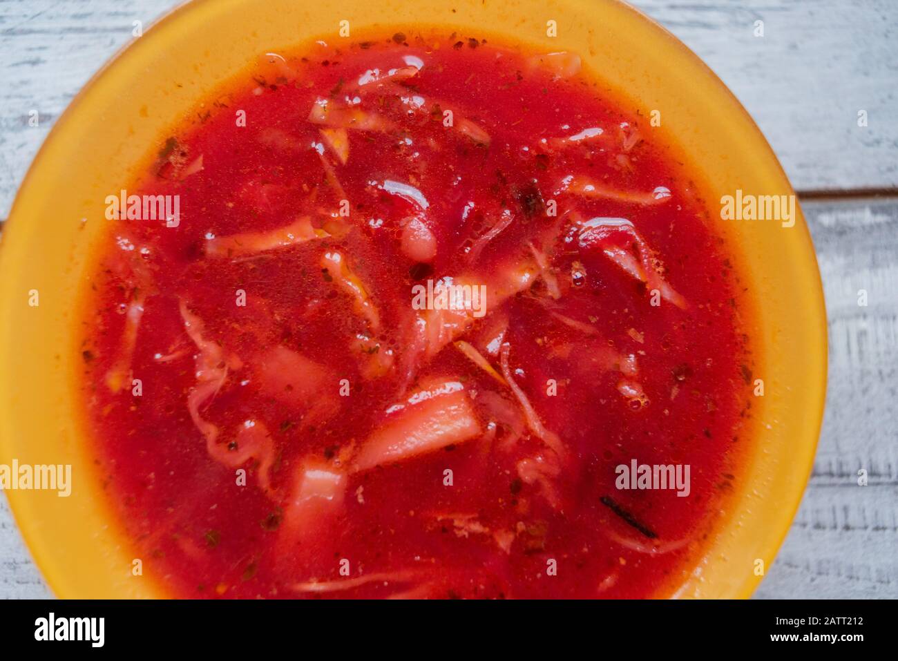 Traditionelles ukrainisch russisches Gemüseborscht auf altem Holzhintergrund. Borsch mit Wachtel. Erster Kurs. Rote Suppe oder Borsch. Borsch in Stockfoto