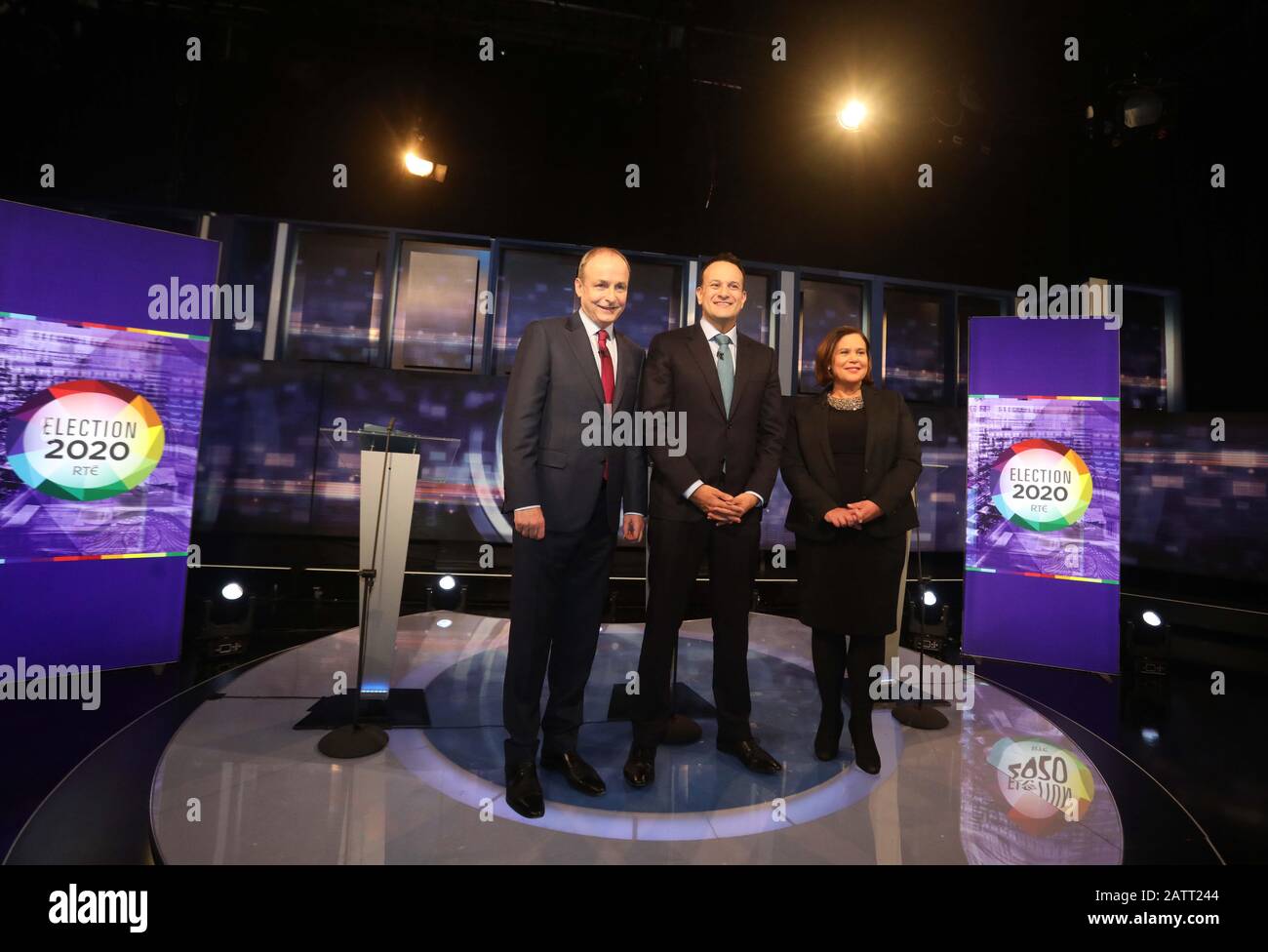 Dublin, Irland. Januar 2020. RTÉ die Debatte Über die Premierminister. Abgebildet sind (l bis r) Parteichefs Micheal Martin TD von Fianna Fail, Taoiseach Leo Varadkar TD von Fine Gael und Mary Lou McDonald TD von Sinn Fein in RTE auf der Bühne in Donnybrook an diesem Abend, Als RTE sich darauf vorbereitet, die letzte Live-Debatte der Fernsehführer über den Wahlkampf 2020 zu übertragen. Foto: Leah Farrell / RollingNews.ie Credit: RollingNews.ie/Alamy Live News Credit: RollingNews.ie/Alamy Live News Stockfoto