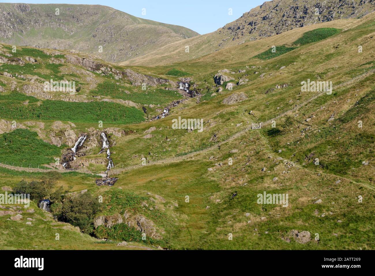 Blea Water Beck Wasserfälle mit High Street Beyond, Haweswater, Cumbria Stockfoto