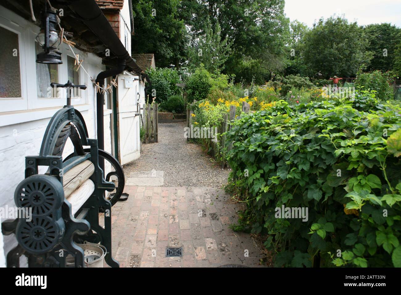 Traditionelles Mangle außerhalb des Bauernhauses: Manor Farm, Bursledon, Hampshire, Großbritannien, heute ein lebendiges Museum, das in der BBC2-Serie "Wartime Farm" gezeigt wurde Stockfoto Traditionelles Mangle außerhalb des Bauernhauses: Manor Farm, Bursledon, Hampshire, Großbritannien, heute ein lebendiges Museum, das in der BBC2-Serie "Wartime Farm" gezeigt wurde Stockfoto