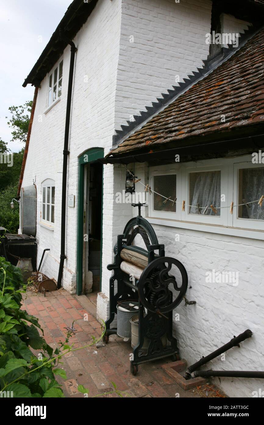 Traditionelles Mangle außerhalb des Bauernhauses: Manor Farm, heute ein lebendiges Museum, Bursledon, Hampshire, Großbritannien, das in der BBC2-Serie "Wartime Farm" gezeigt wurde Stockfoto Traditionelles Mangle außerhalb des Bauernhauses: Manor Farm, heute ein lebendiges Museum, Bursledon, Hampshire, Großbritannien, das in der BBC2-Serie "Wartime Farm" gezeigt wurde Stockfoto