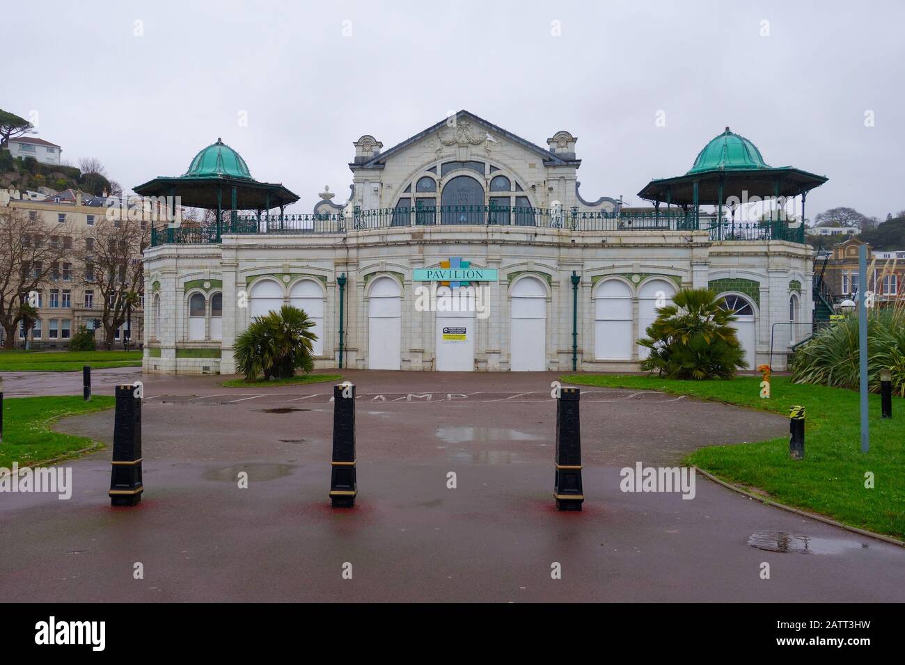 Der Pavillon ist wegen Renovierungsarbeiten im Badeort Torquay im Winter, Devon, England, Großbritannien, geschlossen Stockfoto