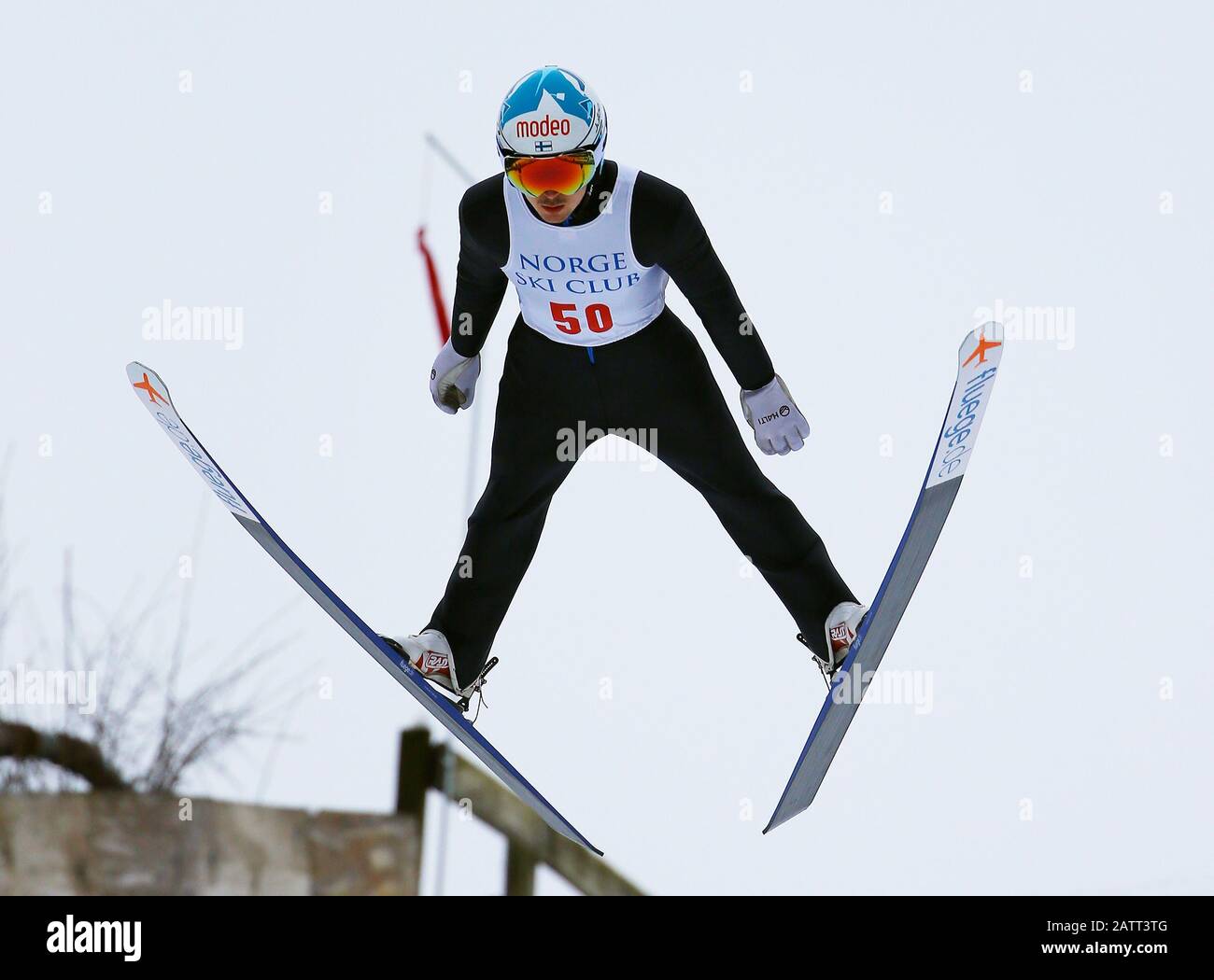 Der finnische Skifahrer Juho Ojala springt von einer 70-Meter-Schanze. Stockfoto