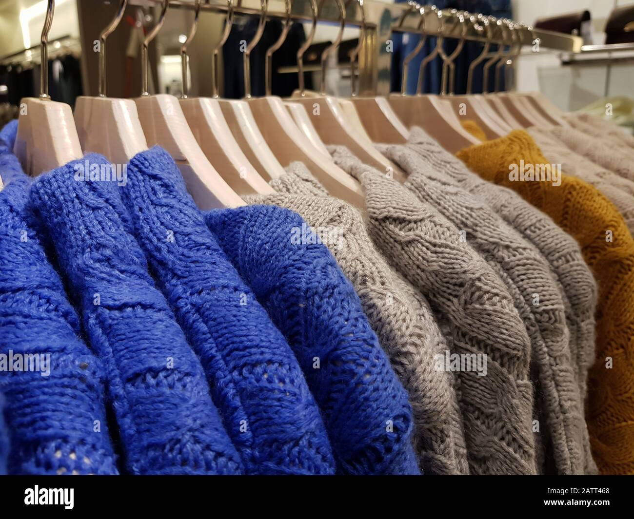 Wollpullover hängen an Bügeln in einem Bekleidungsgeschäft Stockfotografie  - Alamy