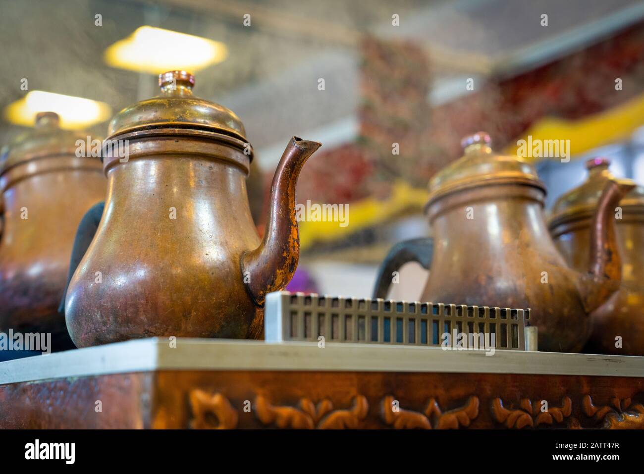 Türkische Kupferteetöpfe in einem türkischen Teehaus/Laden Stockfoto