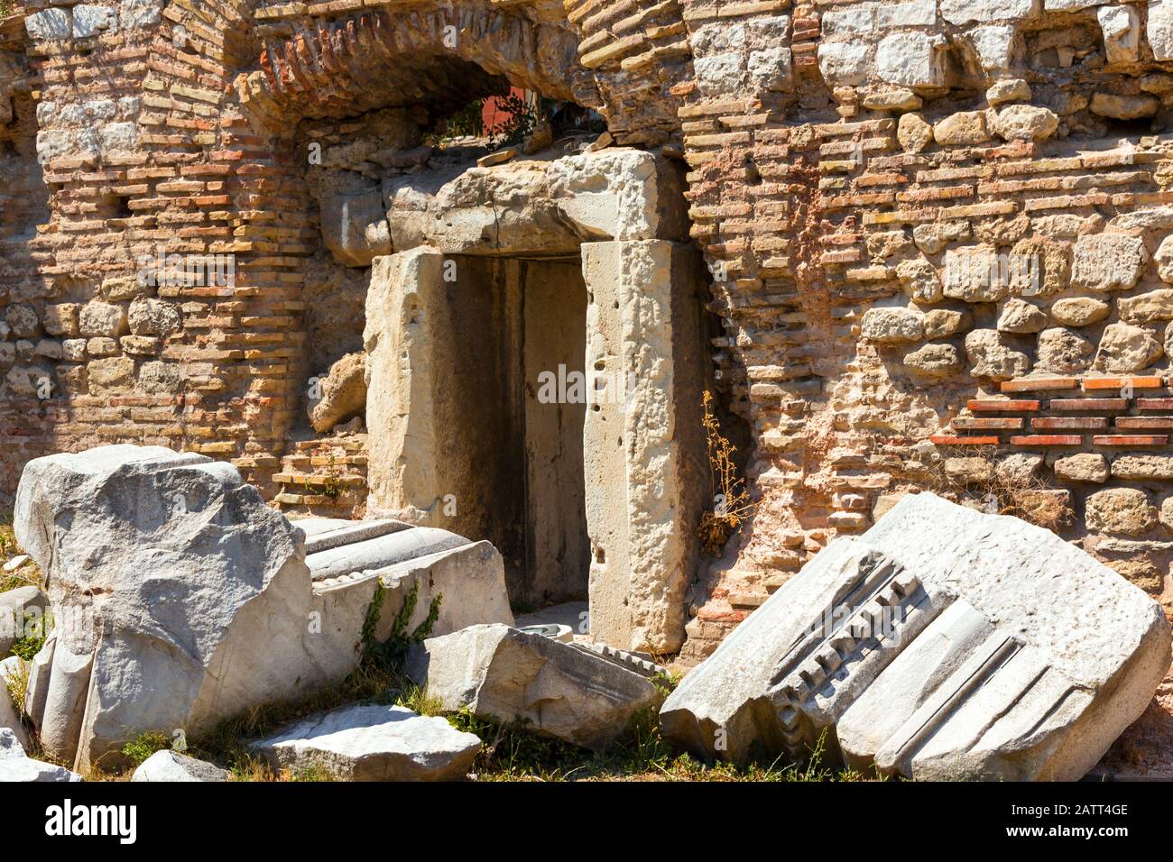 Altes römisches Baden (Thermae) in Warna, Hafenstadt am Schwarzen Meer in Bulgarien. Bruchstücke von Säulen. Stockfoto