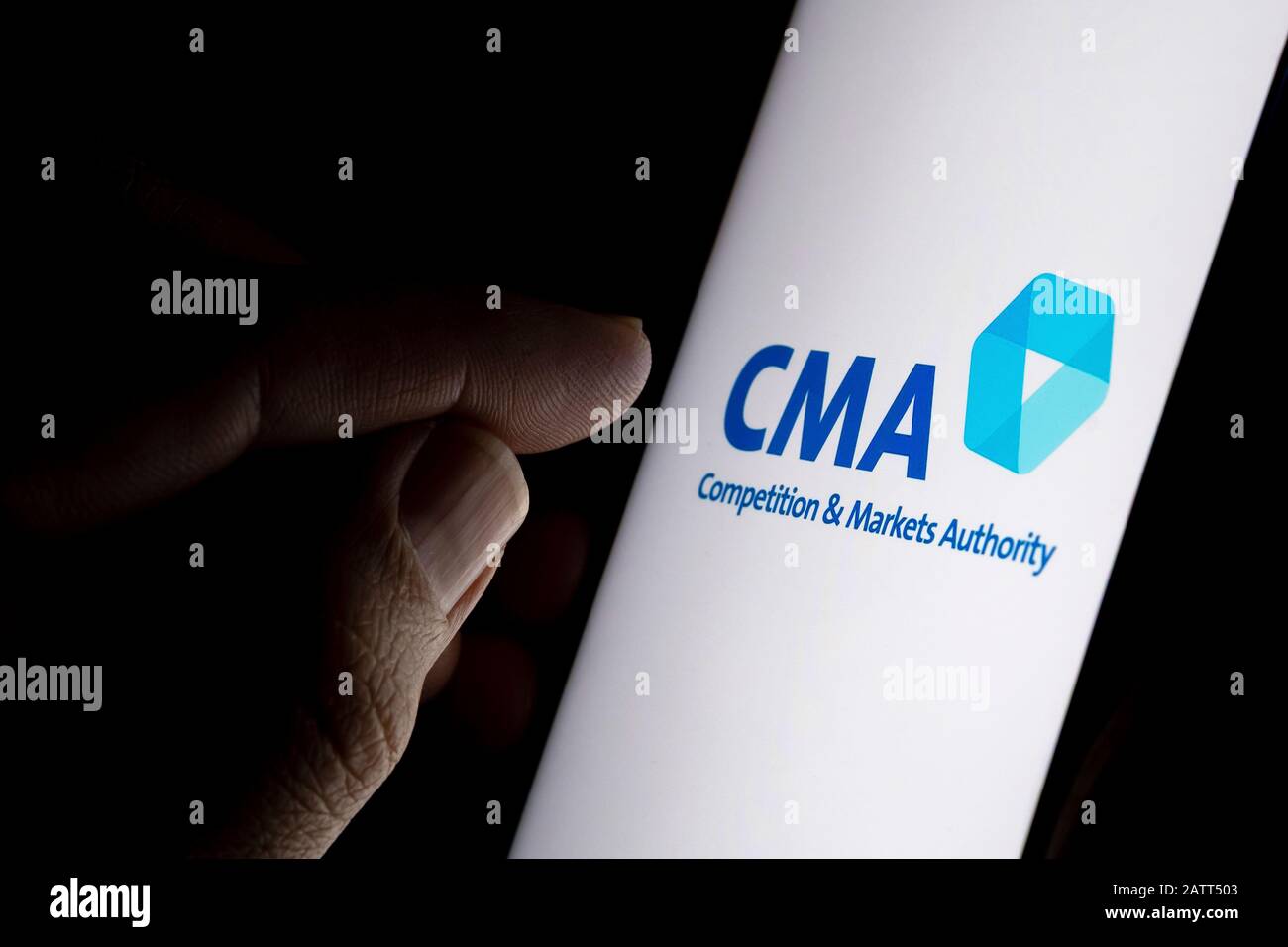 Logo der Wettbewerbs- und Marktaufsicht auf dem Bildschirm und Finger darauf zeigen. CMA ist ein nicht ministerielles Regierungsressort im Vereinigten Königreich. Stockfoto