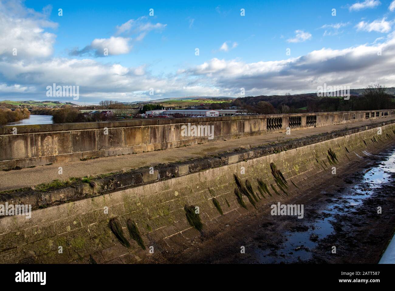 Lune Embankment, Lancaster, Großbritannien. Februar 2020. Der Canal & River Trust zieht einen 220 m langen Abschnitt der 200 Jahre alten Lancaster Canal Navigation vom All Masonary Aquädukt zurück, der das größte Aquedikt aller Masonäre über den River Lune ist, das von John Rennie im Jahr 1796 entworfen wurde, und die Bulk Road. Die Arbeiten zur Installation der geosynthetischen Liner, die installiert wird, um Leckagen aus dem Kanalabschnitt zu verhindern, der in der Vergangenheit undicht war, werden voraussichtlich bis März dieses Jahres abgeschlossen sein. Credit: Photographing North/Alamy Live News Stockfoto