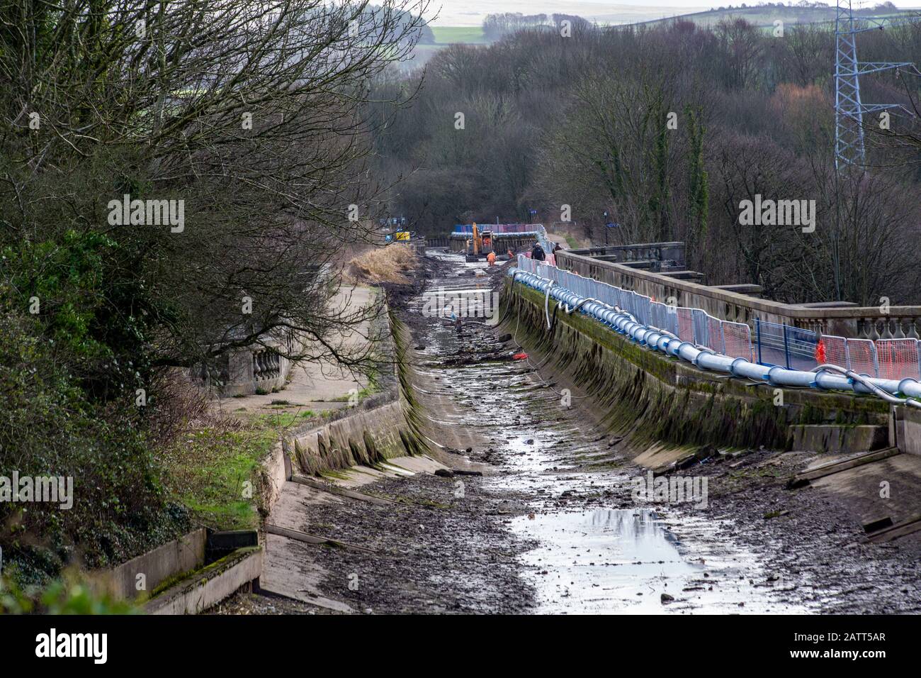 Lune Embankment, Lancaster, Großbritannien. Februar 2020. Der Canal & River Trust zieht einen 220 m langen Abschnitt der 200 Jahre alten Lancaster Canal Navigation vom All Masonary Aquädukt zurück, der das größte Aquedikt aller Masonäre über den River Lune ist, das von John Rennie im Jahr 1796 entworfen wurde, und die Bulk Road. Die Arbeiten zur Installation der geosynthetischen Liner, die installiert wird, um Leckagen aus dem Kanalabschnitt zu verhindern, der in der Vergangenheit undicht war, werden voraussichtlich bis März dieses Jahres abgeschlossen sein. Credit: Photographing North/Alamy Live News Stockfoto