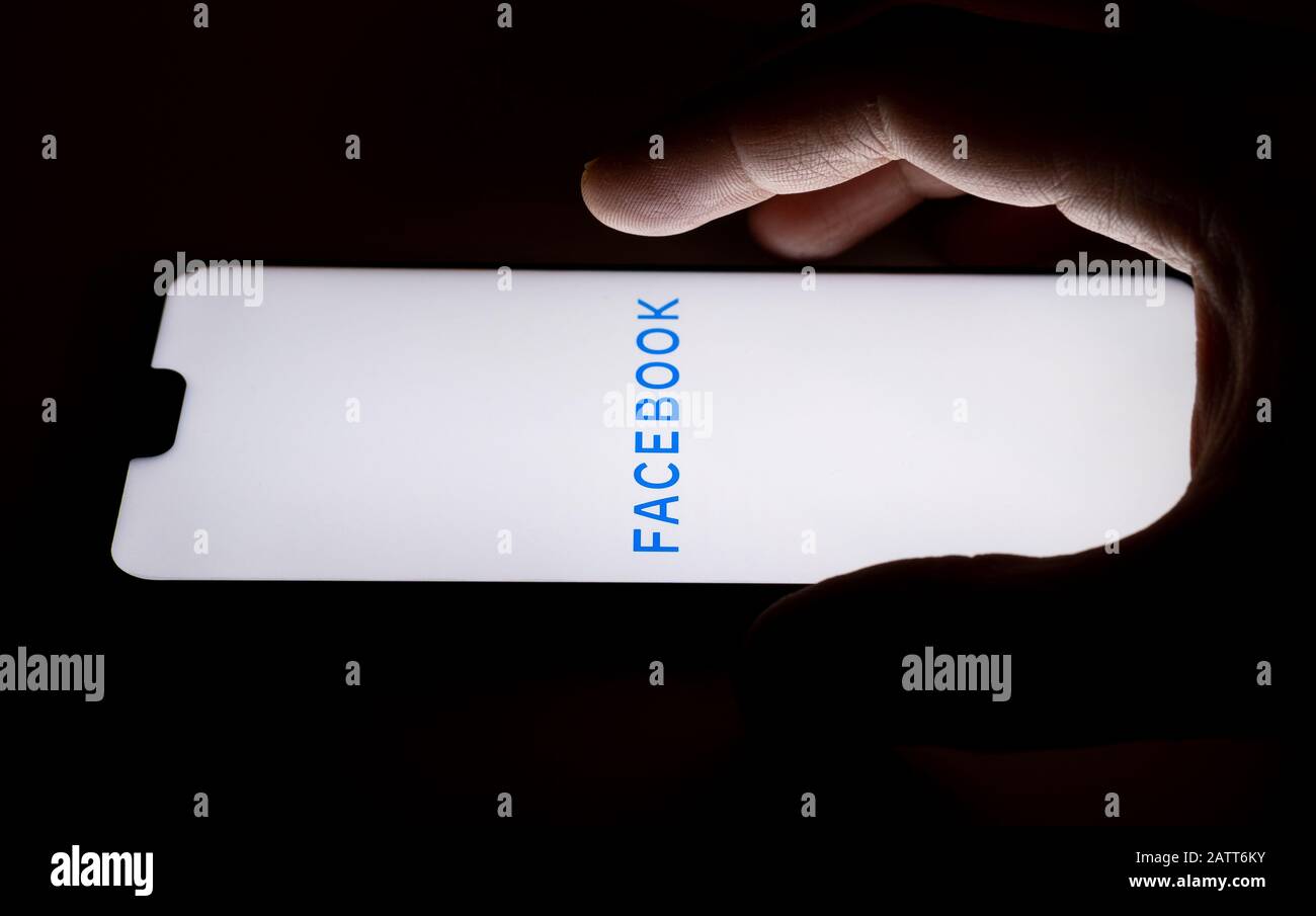 Neues Facebook-Firmenlogo auf dem Bildschirm und Finger darauf zeigen. Konzeptfoto. Stockfoto