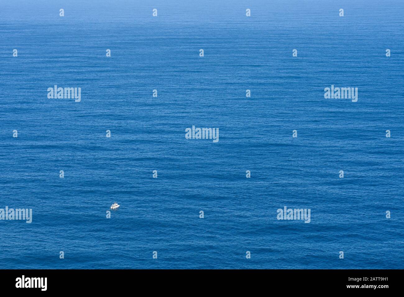 Kleines Boot Auf EINEM Weiten offenen Ozean Stockfoto