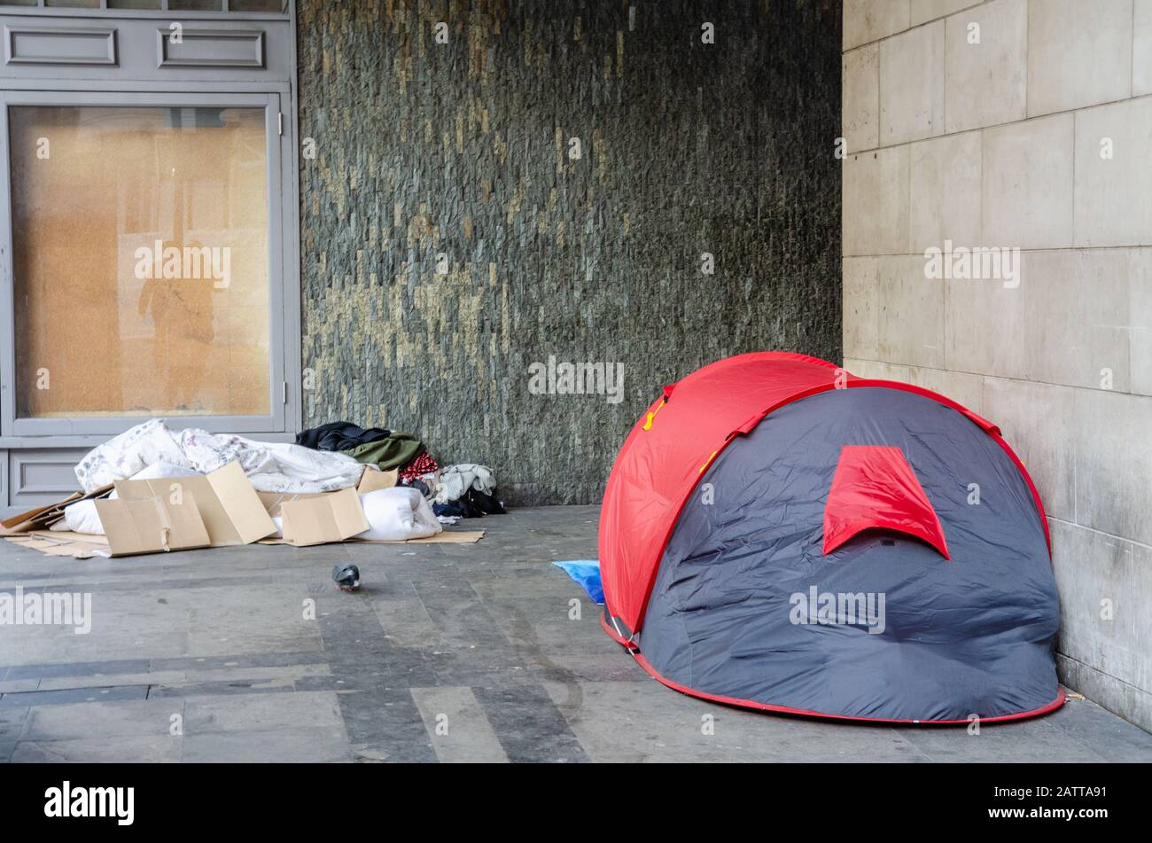 Zelt und Besitz eines Obdachlosen in einer Ecke in London, Großbritannien Stockfoto
