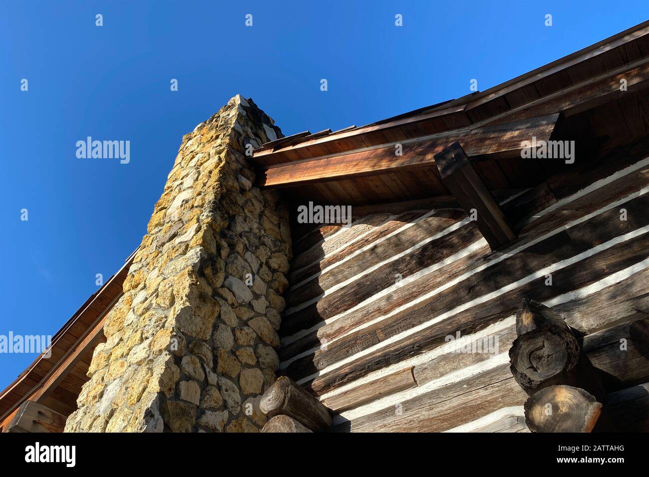 Eine Blockhütte mit Tonschornstein und Dachlinie Stockfoto