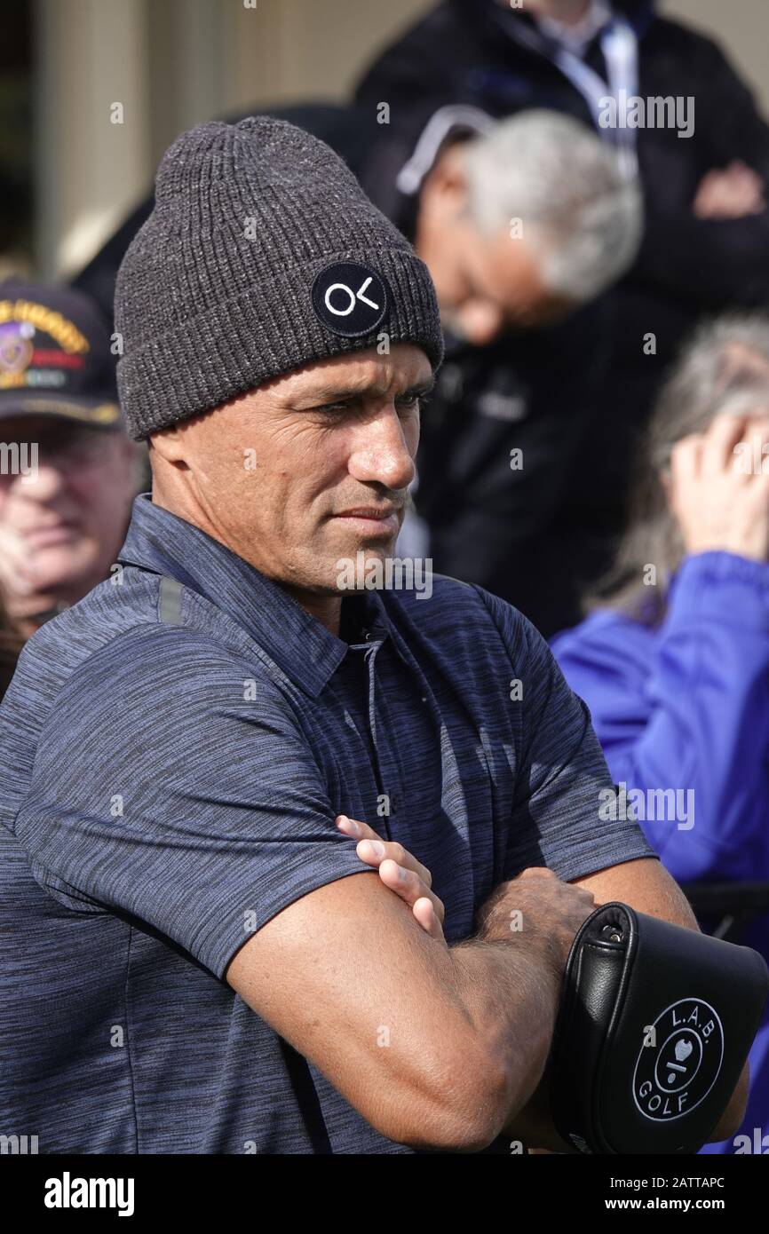 Kieselstrand, USA. Februar 2020. Monterey, Kalifornien, USA Februar 2020 Kelly Slater, World Champion Surfer konkurriert um Charity im Chevron-Shoot-Out auf der Putting Green Outside Lodge bei Pebble Beach Credit: Motofoto/Alamy Live News Stockfoto