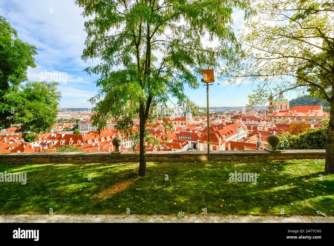 Ruhiger Park auf dem Gelände des Prager Schlosskomplexes mit Blick auf die Altstadt Malá Strana und die St. Nikolauskirche in Prag, Tschechien. Stockfoto