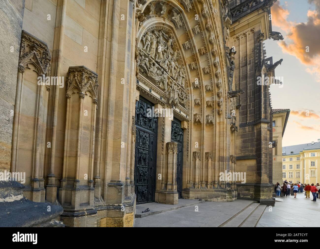 Die imposante gotische Fassade und die Türen zu den St. Veitsdom in der Prager Burganlage in der Tschechischen Republik Stockfoto