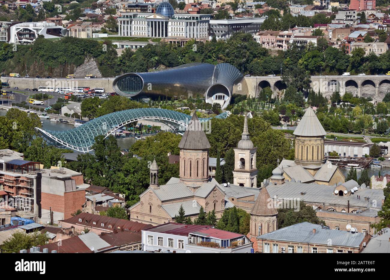 Panoramablick auf Tiflis vom Sololaki-Hügel: Musiktheater und Ausstellungszentrum, Brücke des Friedens (Georgien) Stockfoto