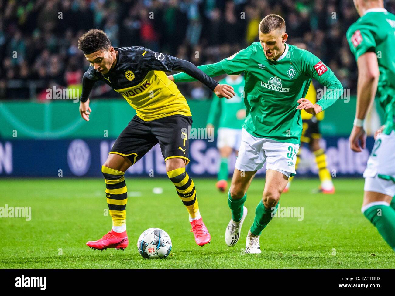 Bremen, Deutschland. Februar 2020. Jadon Sancho (L) von Dortmund Vies mit Maximilian Eggestein von Bremen während eines 3. Saisonspiels des deutschen Pokals 2019-2020 zwischen dem SV Werder Bremen und Borussia Dortmund in Bremen am 4. Februar 2020. Credit: Kevin Voigt/Xinhua/Alamy Live News Stockfoto